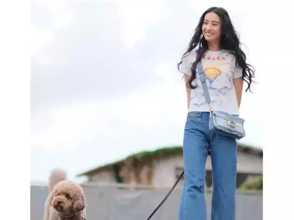 「ルンちゃんとデート」Koki,、足の長さが際立つデニムコーデで愛犬とのお散歩ショットを披露！