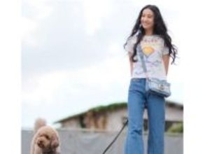 「ルンちゃんとデート」Koki,、足の長さが際立つデニムコーデで愛犬とのお散歩ショットを披露！