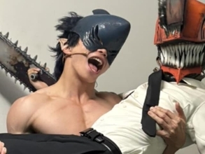 「体凄すぎる…」ムキムキ俳優、舞台『チェンソーマン』オフショットに「フィギュアかと思った」の声！