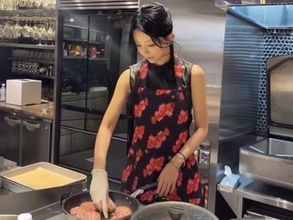 「なんで叩かれてんの？」ゆいぴす、子ども食堂での調理姿公開も賛否「好感度だけでやってるなら痛い」