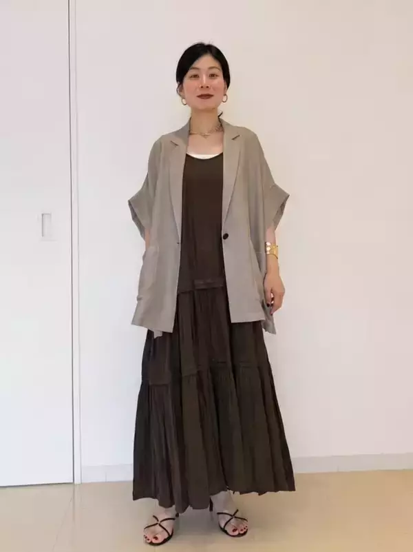 「「汗で服がベタベタはりついて気持ち悪い」40代が避けたい「真夏のNG素材」とOKコーデ」の画像