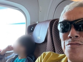 「結局甘々で草」ベテラン俳優、息子との“男旅”ショット！ 「かっこいい親父」「素敵な親子関係！」