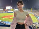 「「なんで上着脱いだ？」美人インフルエンサー、球場での姿に賛否「スタイル良すぎ」「野球場なら服着ろよ」」の画像1