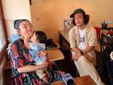 「「母になるということ」お笑い芸人の美人妻、子どもとの親子ショットに「愛ですね」「やっぱ尊い」反響」の画像1