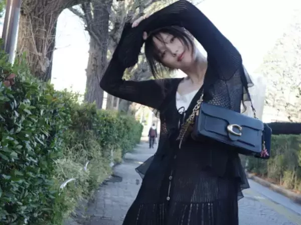 「色白超絶美脚」本田翼、絶対領域際立つミニワンピコーデ！ 「脚が眩しすぎる」「完璧な女子がおる」