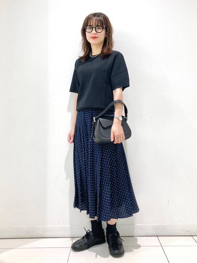 【ユニクロ】太めプリーツで脚がすらっと見え！ ドット柄が上品な「涼しげシフォンスカート」コーデ