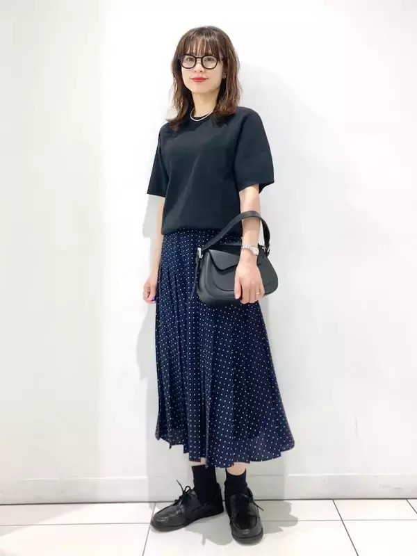 「【ユニクロ】太めプリーツで脚がすらっと見え！ ドット柄が上品な「涼しげシフォンスカート」コーデ」の画像