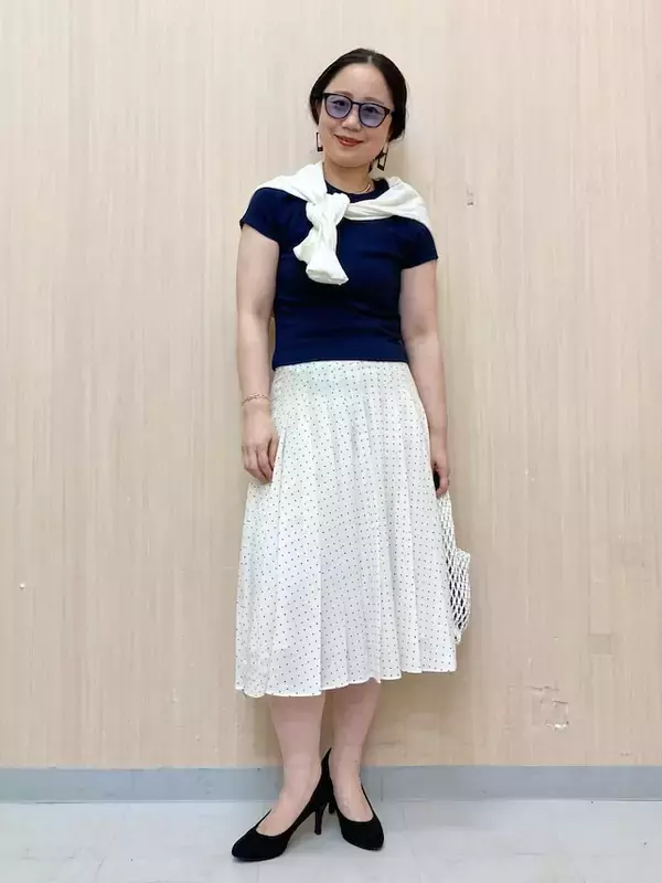 「【ユニクロ】太めプリーツで脚がすらっと見え！ ドット柄が上品な「涼しげシフォンスカート」コーデ」の画像
