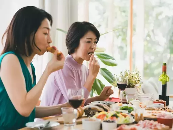 「老け見え」は食べ方に出る？ 40代・50代女性にありがちな“残念な食事マナー”と“心のゆるみ”
