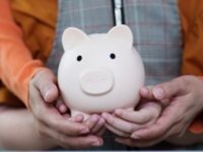 4月から始まる「独身税」って何ですか？ 年収400万円の人はいくら支払うの？【お金の専門家が解説】