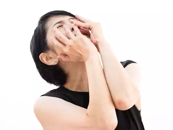 「“昔の”アイドルみたい」イケメン後輩に言われグサッ。アラフィフ女性を打ちのめす「年齢差ワード」