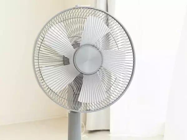 Q. 「扇風機に長時間当たっていると、低体温症で死ぬことがある」って本当？【医師が回答】