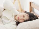 「寝だめをしたのに頭がズキズキ……「寝過ぎて頭痛」はなぜ起こる？ 【医師が解説】」の画像1