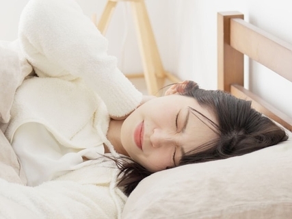 寝だめをしたのに頭がズキズキ……「寝過ぎて頭痛」はなぜ起こる？ 【医師が解説】