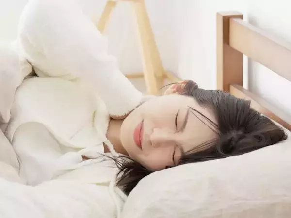 寝だめをしたのに頭がズキズキ……「寝過ぎて頭痛」はなぜ起こる？ 【医師が解説】