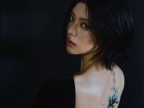 三吉彩花、背中に入れたタトゥー公開！ 「自分らしく生きる決意の証」「30歳で人生の新たな章を始めようと」