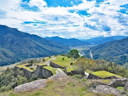 絶景だと思う「近畿地方の城」ランキング！ 2位「竹田城跡（兵庫県）」を抑えた1位は？ 【2025年調査】