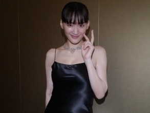 「鎖骨回りが特にキレイ」綾瀬はるか、色気際立つブラックドレス姿を披露！ 「肌ツヤツヤ」「神々しい」
