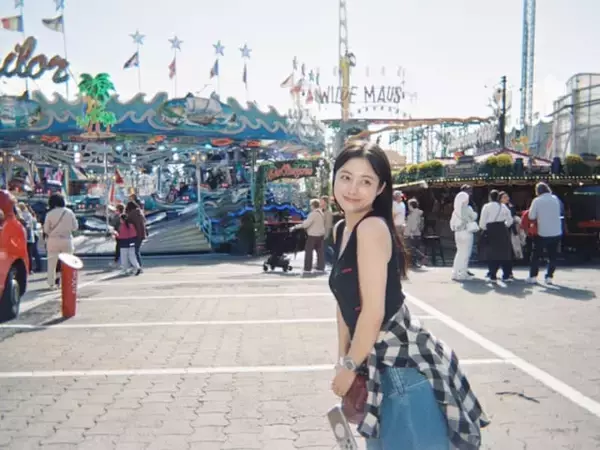 「写ルンですで、このビジュはさすがとしか」橋本環奈、海外旅行ショットに反響！「ウインクに射抜かれた」
