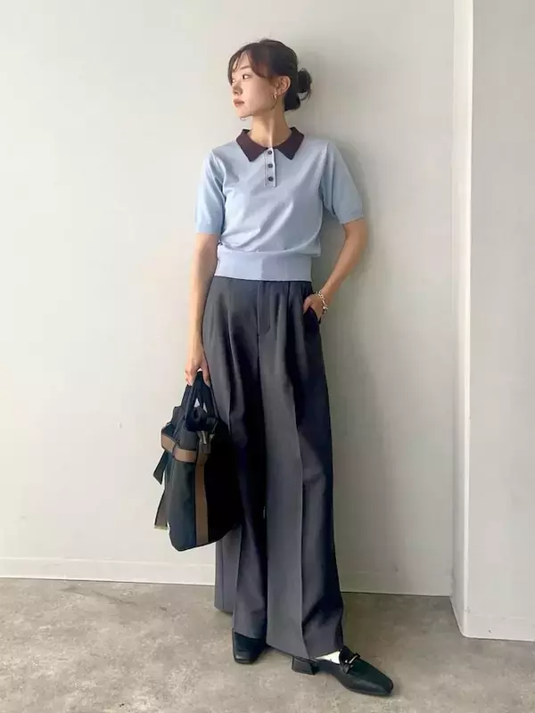 「「ポロシャツ」が今っぽくアップデートされて再ブーム！ 40代女性の“正解コーデ”は？」の画像