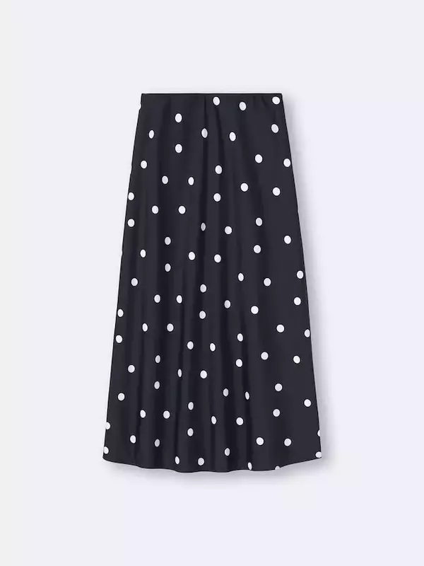「大きめの水玉が大人かわいい！【GU】2990円「ドットスカート」でつくる40代の洗練夏コーデ」の画像