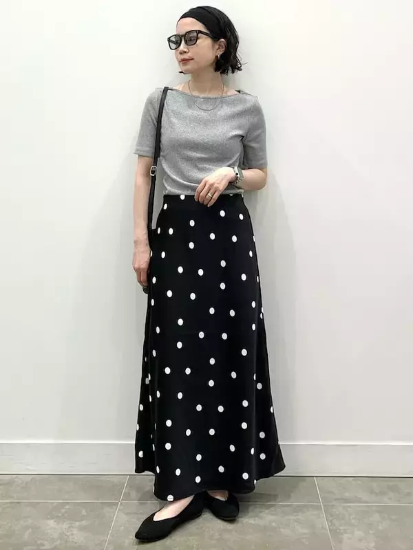 「大きめの水玉が大人かわいい！【GU】2990円「ドットスカート」でつくる40代の洗練夏コーデ」の画像