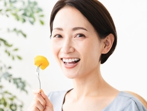 柿を食べると胃石ができて危険？ 胃潰瘍や腸閉塞を招く「タンニン結合」。安全に食べるシンプルなコツ