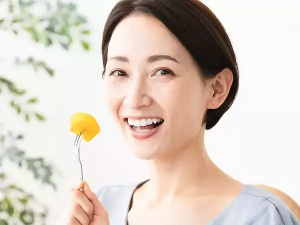 柿を食べると胃石ができて危険？ 胃潰瘍や腸閉塞を招く「タンニン結合」。安全に食べるシンプルなコツ