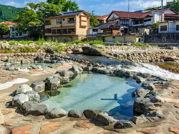 【岡山県】「秘湯の雰囲気が漂う」奥津温泉の魅力とは？ 名物“足踏み洗濯”や絶景の奥津渓も話題