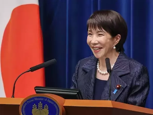 “サナ活”を象徴する「黒いトートバッグ」と「パールの白」。高市首相のカラーコーディネートを解説！