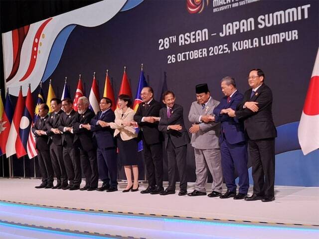 “サナ活”を象徴する「黒いトートバッグ」と「パールの白」。高市首相のカラーコーディネートを解説！