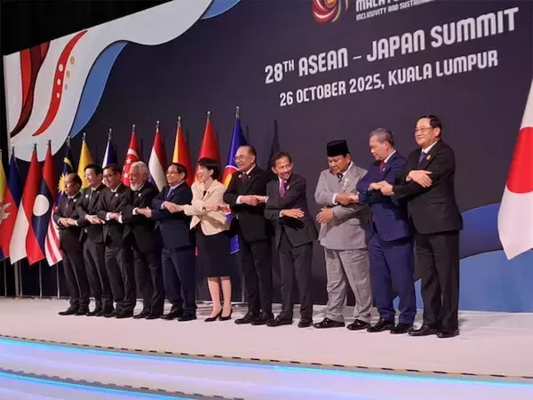 「“サナ活”を象徴する「黒いトートバッグ」と「パールの白」。高市首相のカラーコーディネートを解説！」の画像