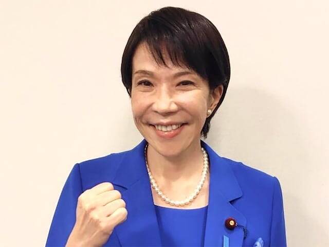 “サナ活”を象徴する「黒いトートバッグ」と「パールの白」。高市首相のカラーコーディネートを解説！