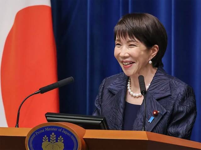 “サナ活”を象徴する「黒いトートバッグ」と「パールの白」。高市首相のカラーコーディネートを解説！