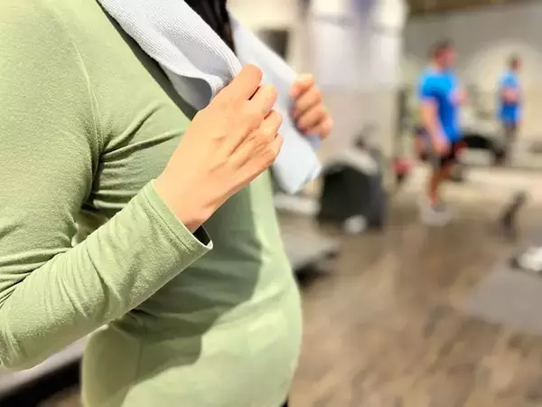 「エアコン完備で涼しい、スタッフも在籍していて安心」安い公営ジムでリフレッシュする60歳女性の休日