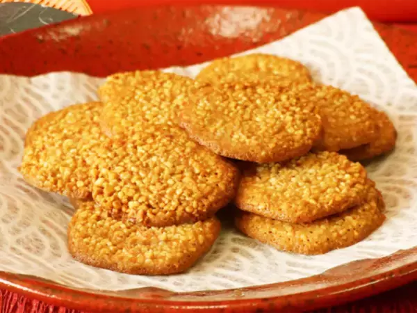 職場で配りたい「滋賀県のお土産」ランキング！ 2位「琵琶湖のえび煎餅」を抑えた1位は？ 【2025年調査】