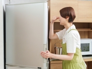 Q. 夏になると庫内から酸っぱいニオイが……。食材は腐っていないのに、何が悪臭の原因でしょうか？