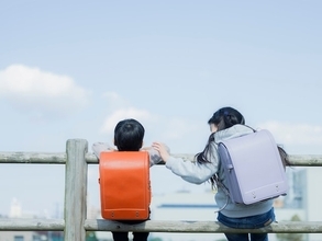 「私は大事にされてない」弟だけ歯列矯正、塾送迎……。“ブラザーペナルティ”に苦しんだ女性の決断