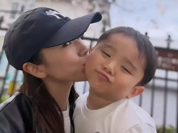 「「この表情w最高すぎるwww」赤松悠実、息子との顔出しキスショット公開！ 絶妙な表情に「そっくり」反響」の画像