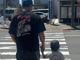 「「大将子煩悩」中田翔、息子とのプライベートショット公開「なんとも言えない後ろ姿」「天使君と手繋ぎデート」」の画像1