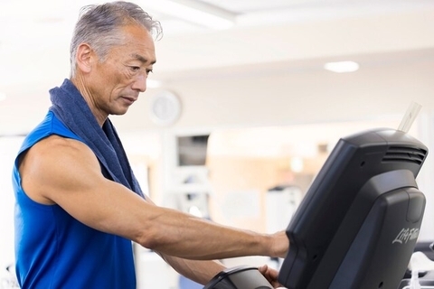 月の年金約25万円「午前中はジムで運動、午後は自宅でのんびり」67歳男性が続ける健康管理