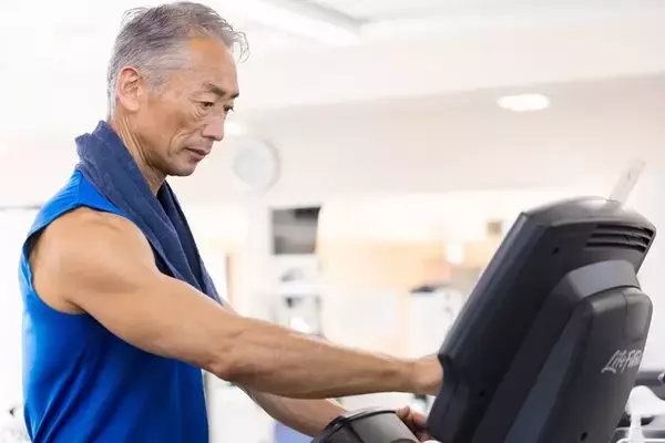 月の年金約25万円「午前中はジムで運動、午後は自宅でのんびり」67歳男性が続ける健康管理