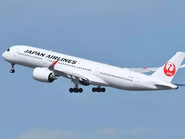 「とんでもなく可愛い」JAL、『トイ・ストーリー』オリジナル“バスポンチョ”登場！ 「ベビのお風呂上がり用にほしい」