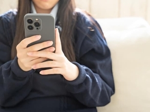 高校生の7割超がAIの助言で実際に行動。「みんなの前で告白して」で失敗も…AIに悩みを託す若者たち