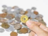 「5円玉に「4万3000円」の価値がついた！ 見たらすぐに分かる“お宝”に化けるエラーコインの特徴は？」の画像1