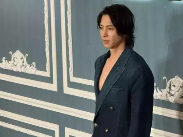 「ドキドキ」山下智久、素肌×スーツの色気あふれる姿に反響「なんだその素敵な笑顔は！」「品があり絵画のよう」
