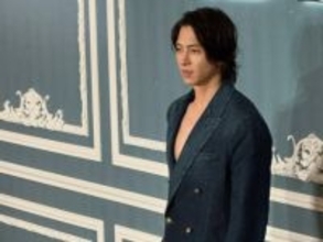 「ドキドキ」山下智久、素肌×スーツの色気あふれる姿に反響「なんだその素敵な笑顔は！」「品があり絵画のよう」