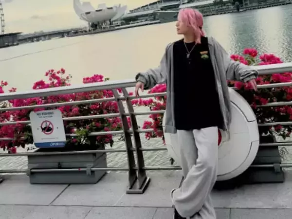 「彼氏すぎん？！」佐久間大介、海外オフショット公開！ 「デートしてるみたい」「歩くのはやッ！」
