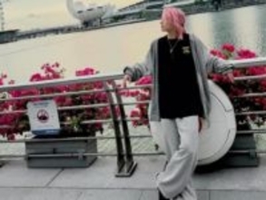「彼氏すぎん？！」佐久間大介、海外オフショット公開！ 「デートしてるみたい」「歩くのはやッ！」
