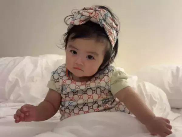 「1歳児でGUCCIが似合うだなんて」川崎希のイケメン夫、娘のGUCCIコーデに反響！ 「流石」「たまらん」